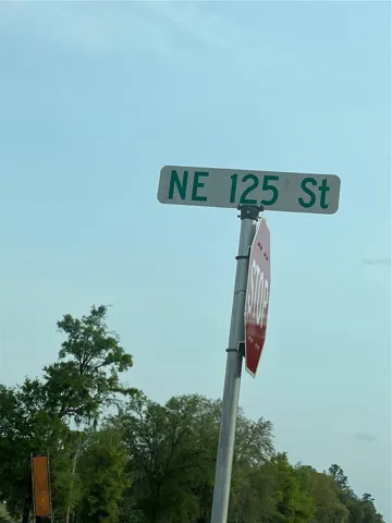 NE 125th St Sign
