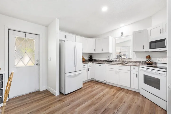 Granite Countertops Soft Close Cabinets and Drawers