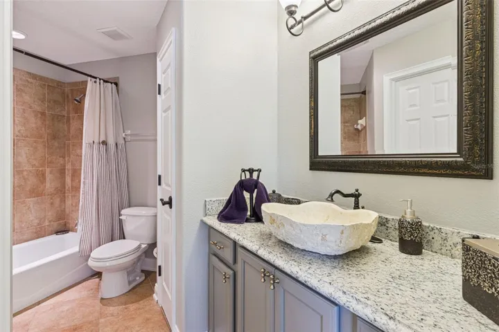 Bedroom 2 en suite bath.