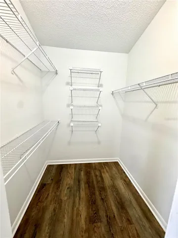 Lrg Walk-In Master Closet