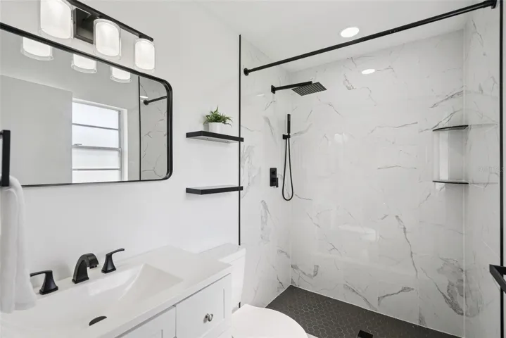 Fully updated primary en-suite bath.