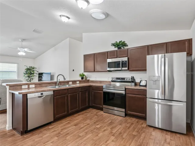 Kitchen w/Nice Size Breakfast Bar!
