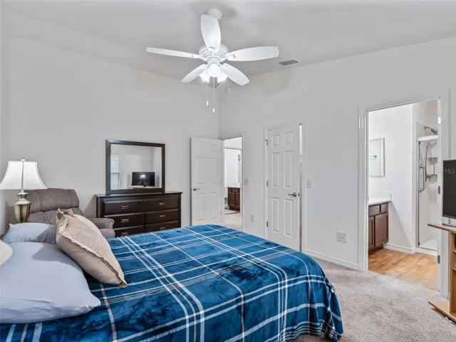 Primary suite w/Walk in Closet