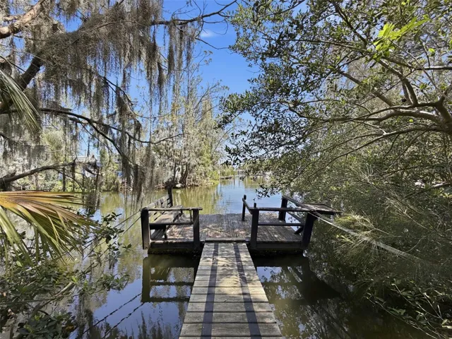 FLOATING DOCK