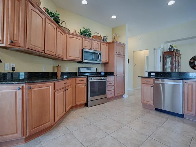 LOVELY SPACIOUS KITCHEN WITH MAPLE CABINETS WITH CROWN MOLDING, AND PULLOUT DRAWERS!