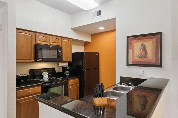 Fully equipped kitchen with granite