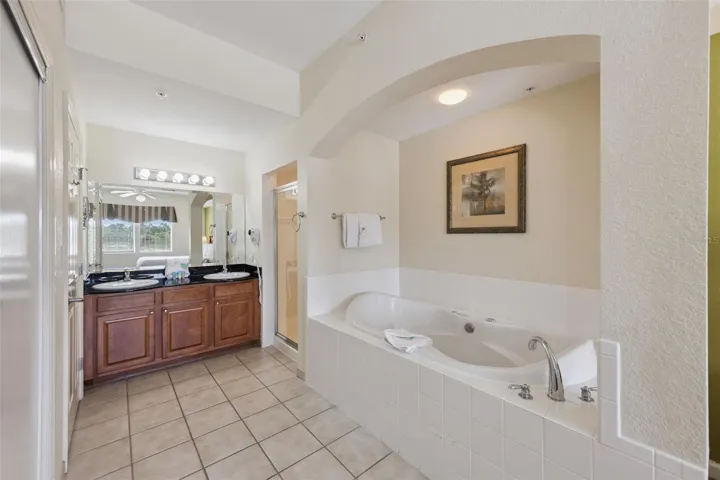 Primary en-suite bathroom