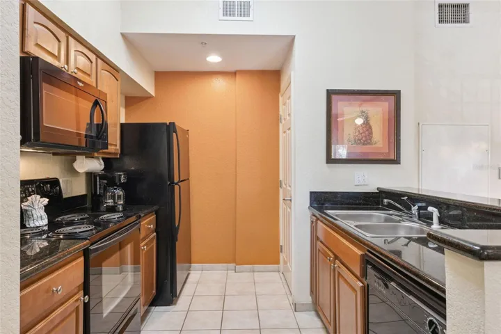 Fully equipped kitchen with granite