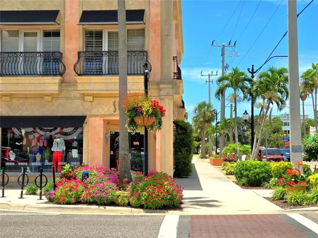 downtown Venice shopping