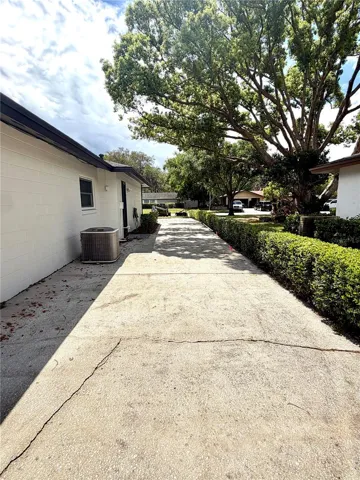 Side driveway : Extra long driveway on the side of the home- perfect for boat parking'