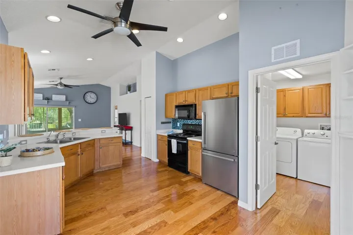 Kitchen/laundry room entry