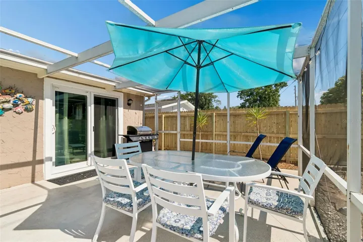 Slider from 3rd bedroom to the pool