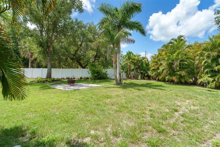 Very spacious yard