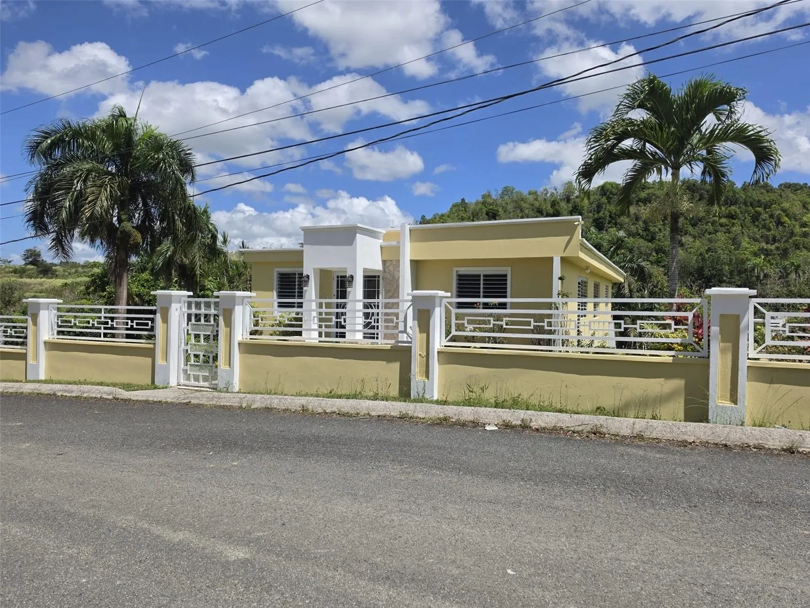Hacienda del Dorado, Dorado, Puerto Rico property offering 4 bedrooms, 2.5 bathrooms, 2,500 sq. ft. of living space on a 3,947 sq. meter lot. Gated community with 24-hour security and excellent access to main roads in Dorado. Spacious layout with double carport for 4 vehicles and lower-level areas with plumbing and electrical ready for future conversion. Large lot provides privacy and expansion potential in a prime Dorado residential location.