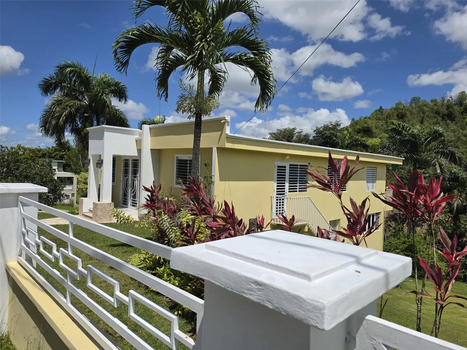 Hacienda del Dorado, Dorado, Puerto Rico property offering 4 bedrooms, 2.5 bathrooms, 2,500 sq. ft. of living space on a 3,947 sq. meter lot. Gated community with 24-hour security and excellent access to main roads in Dorado. Spacious layout with double carport for 4 vehicles and lower-level areas with plumbing and electrical ready for future conversion. Large lot provides privacy and expansion potential in a prime Dorado residential location.