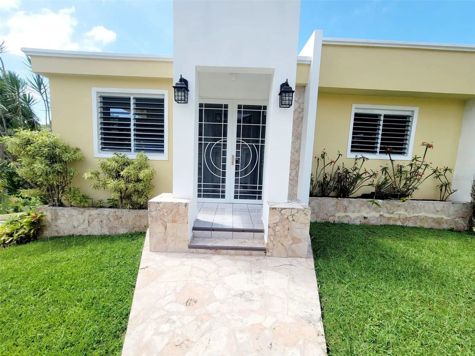Hacienda del Dorado, Dorado, Puerto Rico property offering 4 bedrooms, 2.5 bathrooms, 2,500 sq. ft. of living space on a 3,947 sq. meter lot. Gated community with 24-hour security and excellent access to main roads in Dorado. Spacious layout with double carport for 4 vehicles and lower-level areas with plumbing and electrical ready for future conversion. Large lot provides privacy and expansion potential in a prime Dorado residential location.