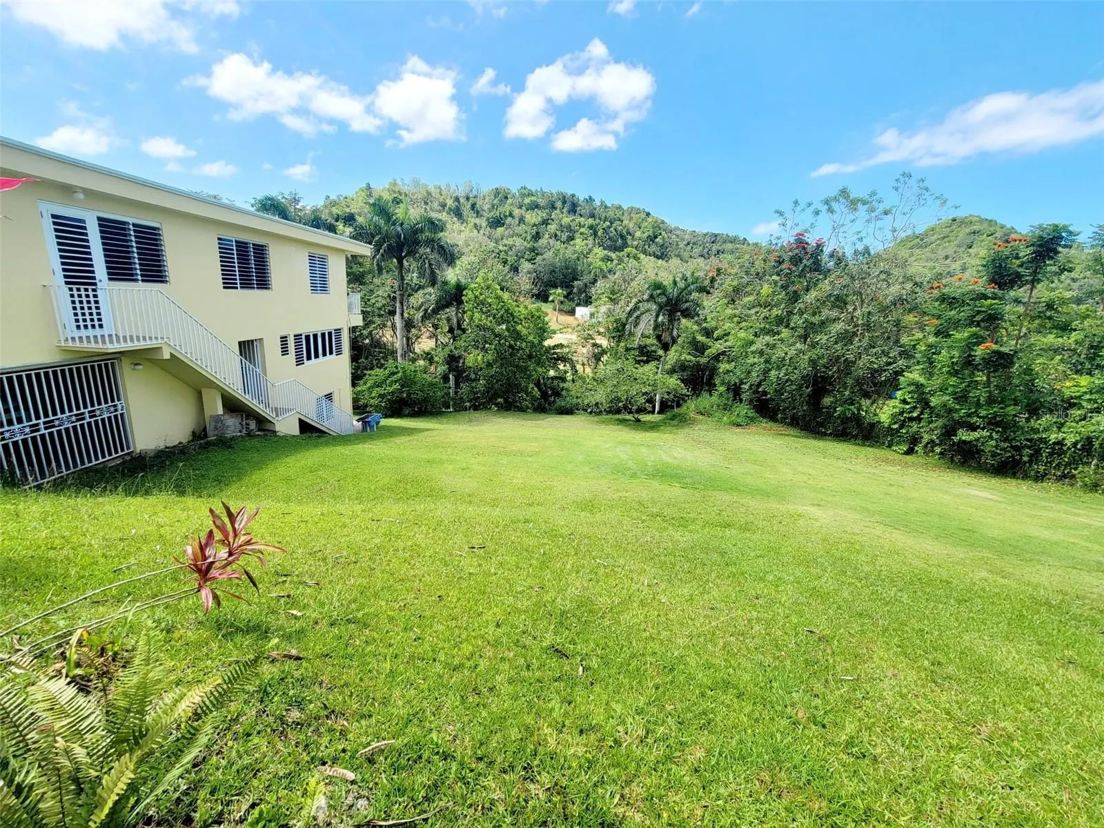 Hacienda del Dorado, Dorado, Puerto Rico property offering 4 bedrooms, 2.5 bathrooms, 2,500 sq. ft. of living space on a 3,947 sq. meter lot. Gated community with 24-hour security and excellent access to main roads in Dorado. Spacious layout with double carport for 4 vehicles and lower-level areas with plumbing and electrical ready for future conversion. Large lot provides privacy and expansion potential in a prime Dorado residential location.