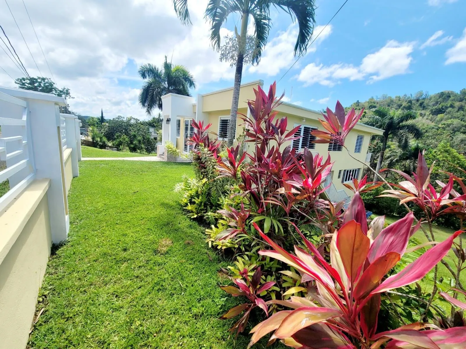 Hacienda del Dorado, Dorado, Puerto Rico property offering 4 bedrooms, 2.5 bathrooms, 2,500 sq. ft. of living space on a 3,947 sq. meter lot. Gated community with 24-hour security and excellent access to main roads in Dorado. Spacious layout with double carport for 4 vehicles and lower-level areas with plumbing and electrical ready for future conversion. Large lot provides privacy and expansion potential in a prime Dorado residential location.
