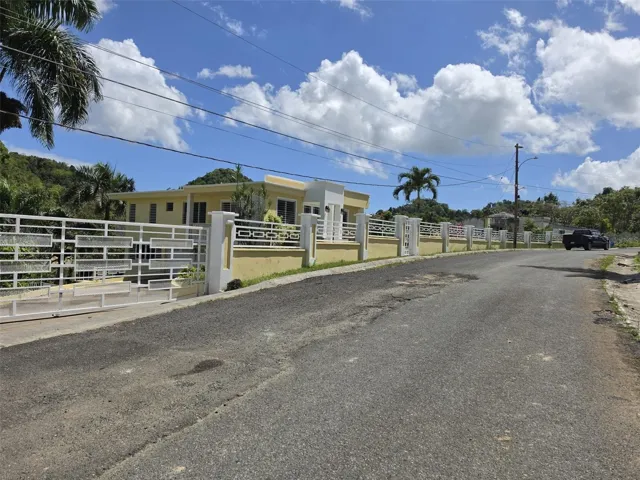 Hacienda del Dorado, Dorado, Puerto Rico property offering 4 bedrooms, 2.5 bathrooms, 2,500 sq. ft. of living space on a 3,947 sq. meter lot. Gated community with 24-hour security and excellent access to main roads in Dorado. Spacious layout with double carport for 4 vehicles and lower-level areas with plumbing and electrical ready for future conversion. Large lot provides privacy and expansion potential in a prime Dorado residential location.