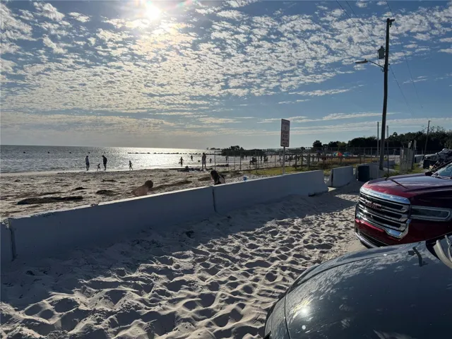 FT. ISLAND TRAIL FREE PUBLIC BEACH FREE PARKING 45-50 MINUTES FROM THIS HOME
