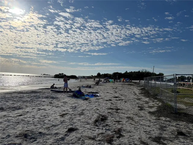 FT. ISLAND TRAIL FREE PUBLIC BEACH FREE PARKING 45-50 MINUTES FROM THIS HOME