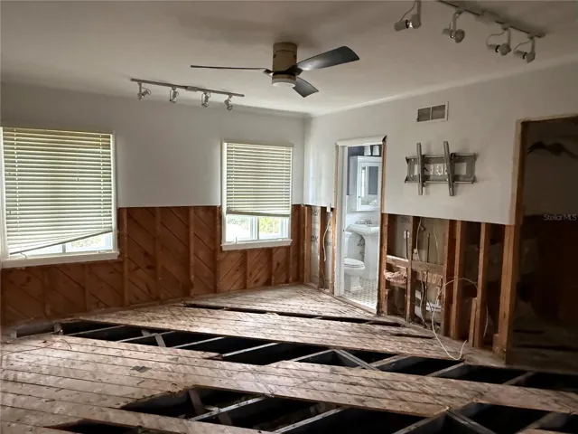 Primary bedroom features en-suite bath and walk-in closet