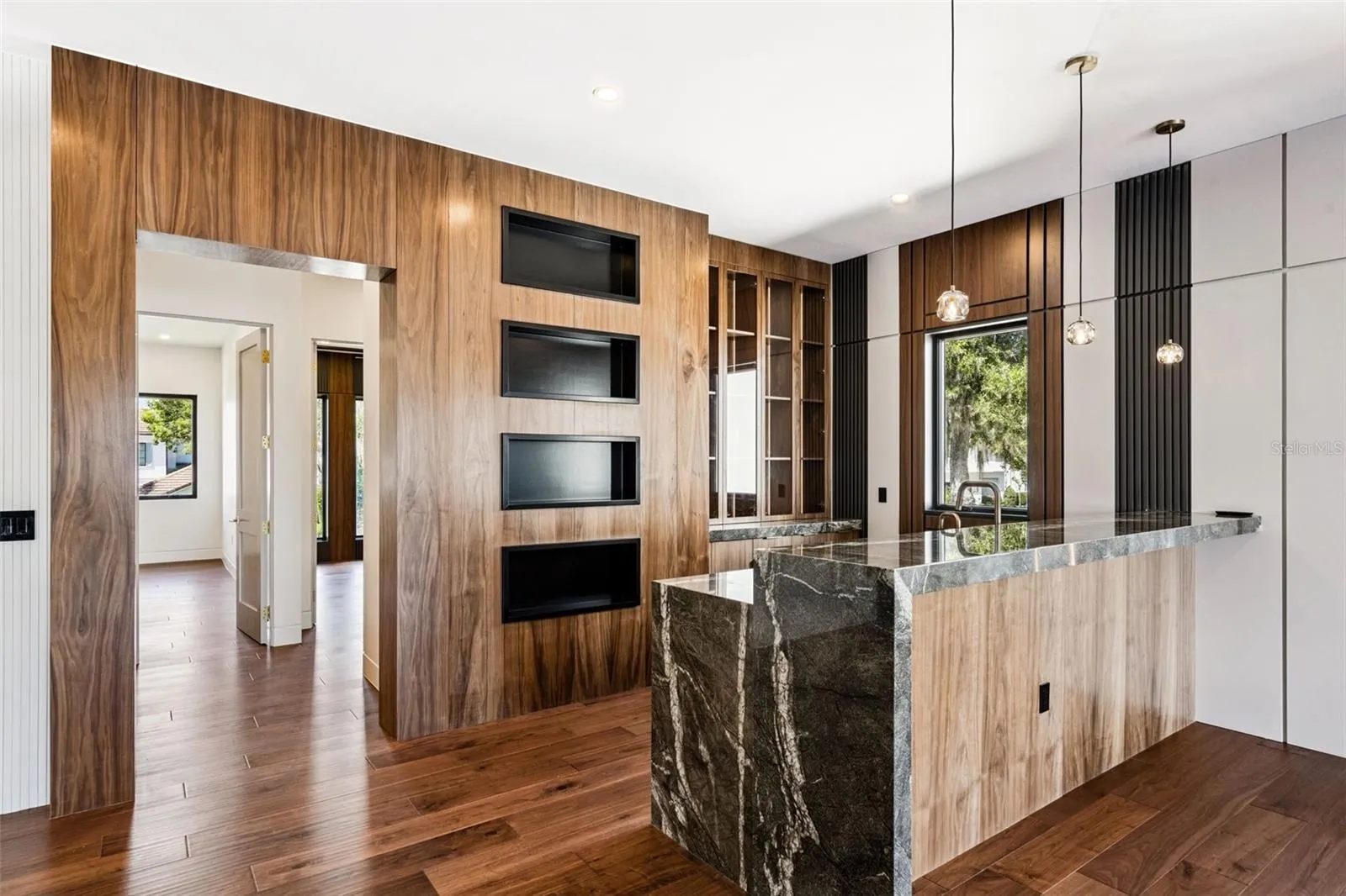Featuring bar, drinks cabinets
