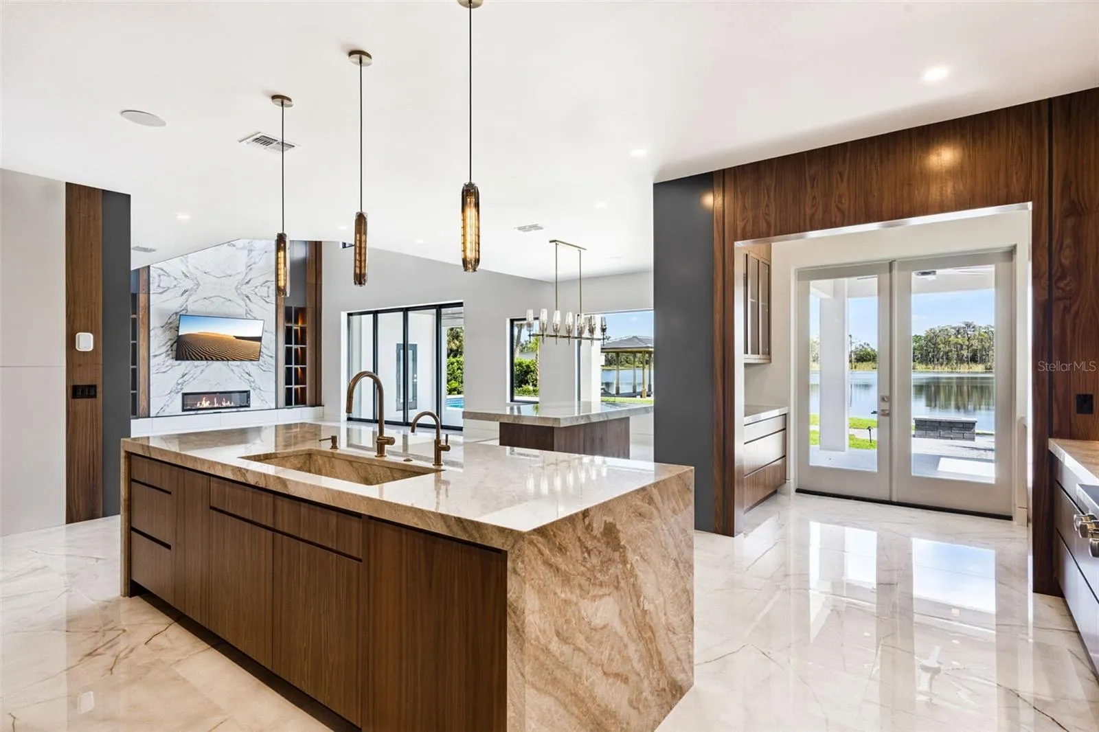 Access from the Kitchen to the Outside Kitchen