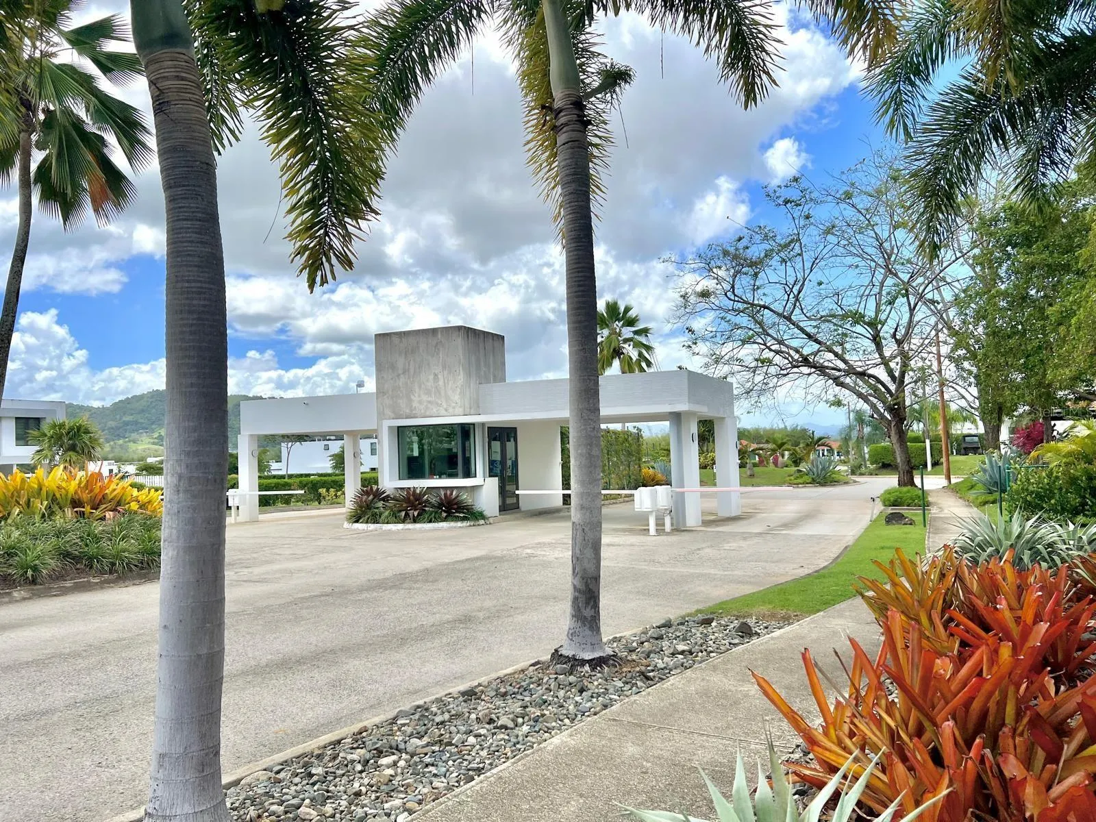 Los Sueños, Gurabo: comunidad residencial en Ciudad Jardín con casas modernas, espacios abiertos, control de acceso y amenidades tipo resort como piscina, gimnasio y canchas; zona de alta demanda en Gurabo. Pedro de Mi Casita es top realtor en Gurabo, especializado en ventas rápidas en el área.