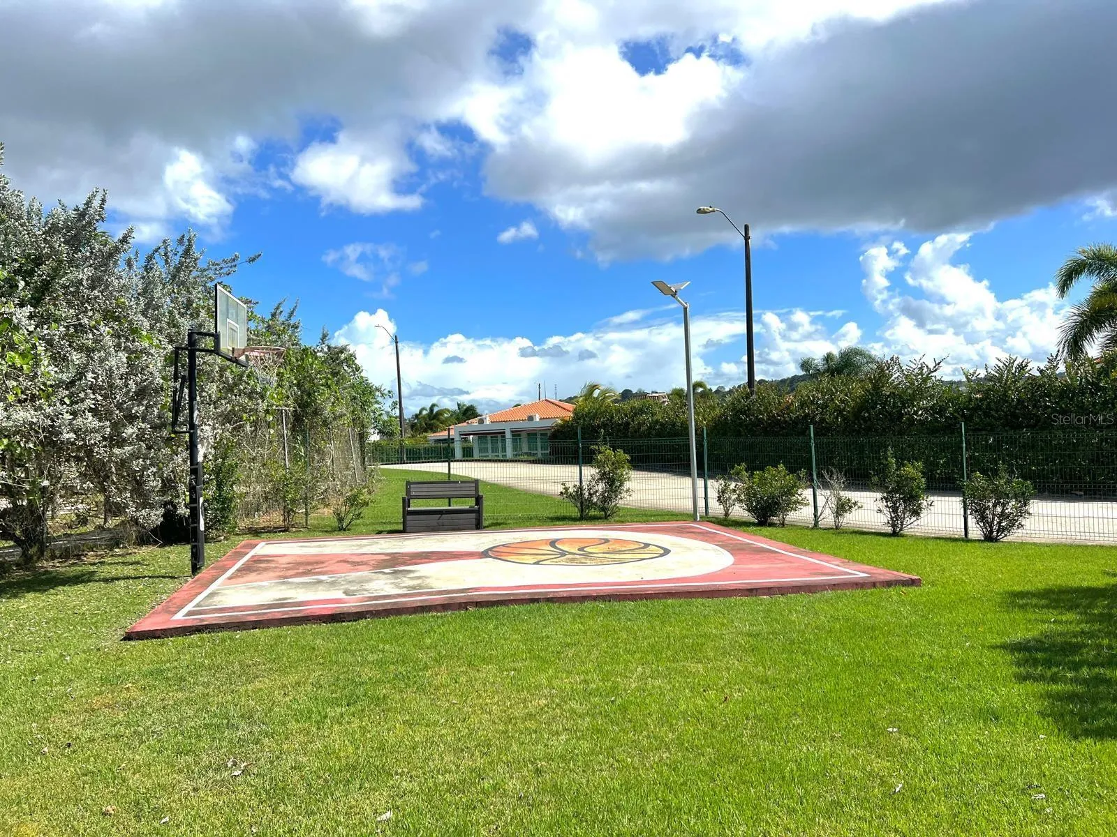 Los Sueños, Gurabo: comunidad residencial en Ciudad Jardín con casas modernas, espacios abiertos, control de acceso y amenidades tipo resort como piscina, gimnasio y canchas; zona de alta demanda en Gurabo. Pedro de Mi Casita es top realtor en Gurabo, especializado en ventas rápidas en el área.
