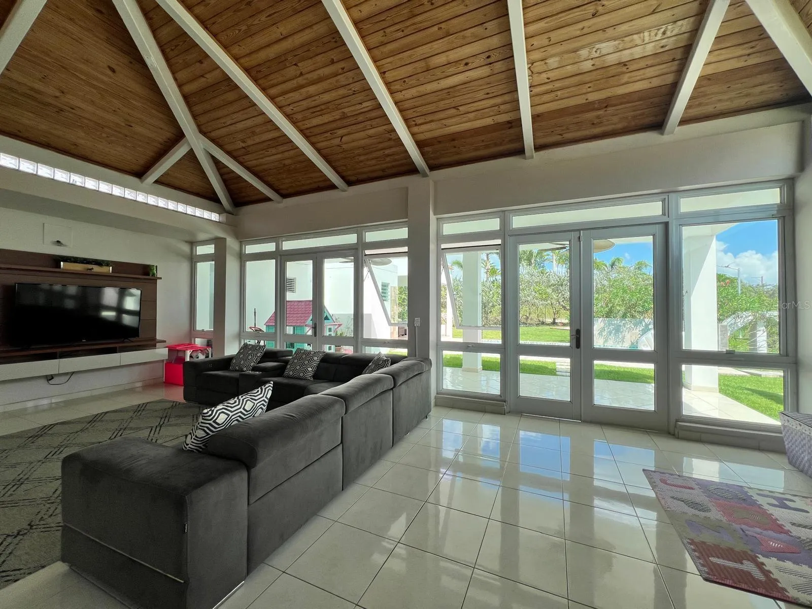 Los Sueños, Gurabo: comunidad residencial en Ciudad Jardín con casas modernas, espacios abiertos, control de acceso y amenidades tipo resort como piscina, gimnasio y canchas; zona de alta demanda en Gurabo. Pedro de Mi Casita es top realtor en Gurabo, especializado en ventas rápidas en el área.