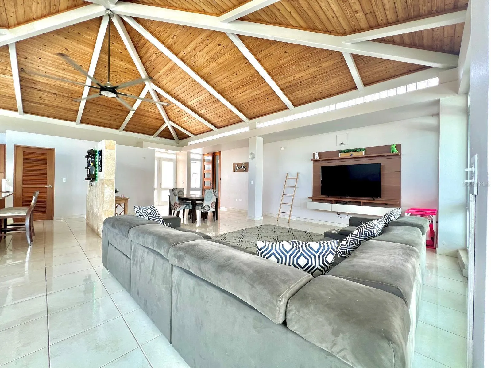 Los Sueños, Gurabo: comunidad residencial en Ciudad Jardín con casas modernas, espacios abiertos, control de acceso y amenidades tipo resort como piscina, gimnasio y canchas; zona de alta demanda en Gurabo. Pedro de Mi Casita es top realtor en Gurabo, especializado en ventas rápidas en el área.