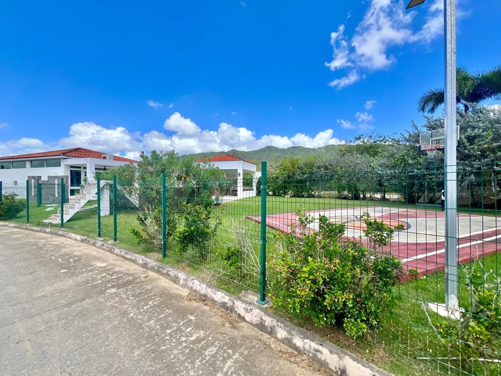 Los Sueños, Gurabo: comunidad residencial en Ciudad Jardín con casas modernas, espacios abiertos, control de acceso y amenidades tipo resort como piscina, gimnasio y canchas; zona de alta demanda en Gurabo. Pedro de Mi Casita es top realtor en Gurabo, especializado en ventas rápidas en el área.