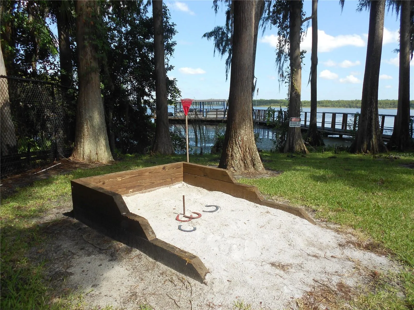Horseshoes on the lake
