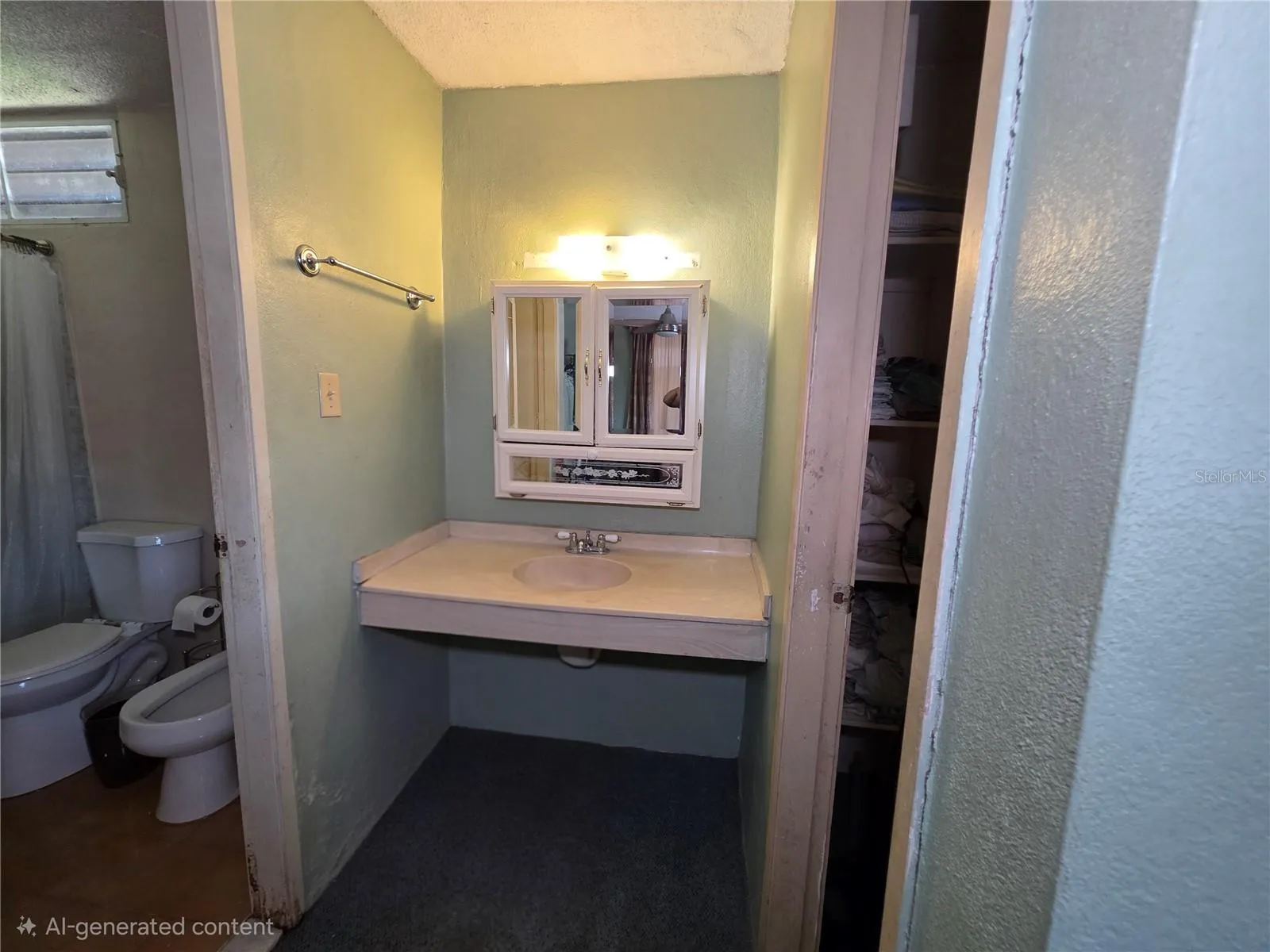 Lavamanos y baño del cuarto master.