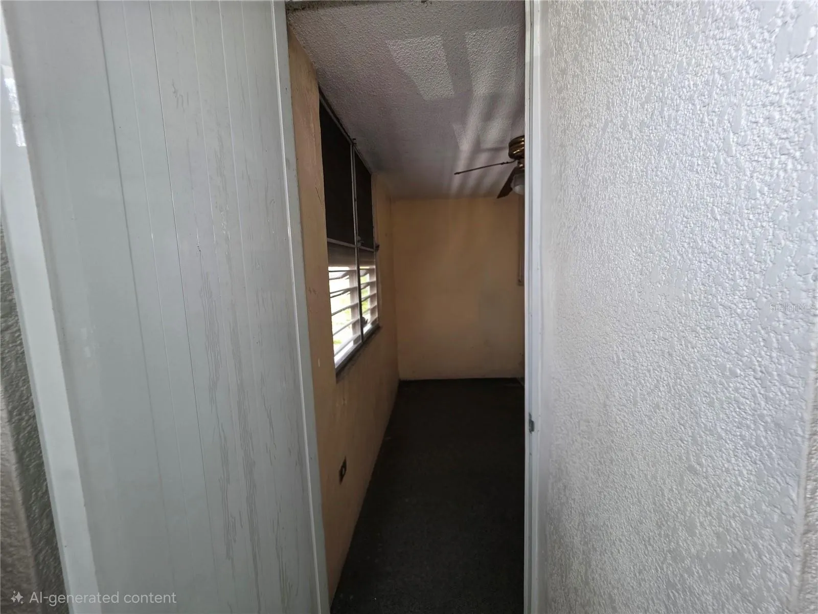 Una de la entradas al cuarto que tiene acceso al espacio adicional.