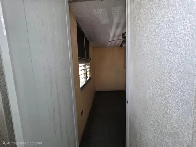 Una de la entradas al cuarto que tiene acceso al espacio adicional.