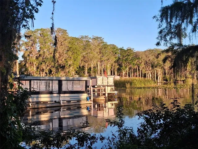 Highland Lakes pontoon boats for cruising the lake