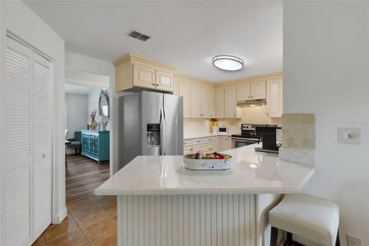 Kitchen and Breakfast Bar