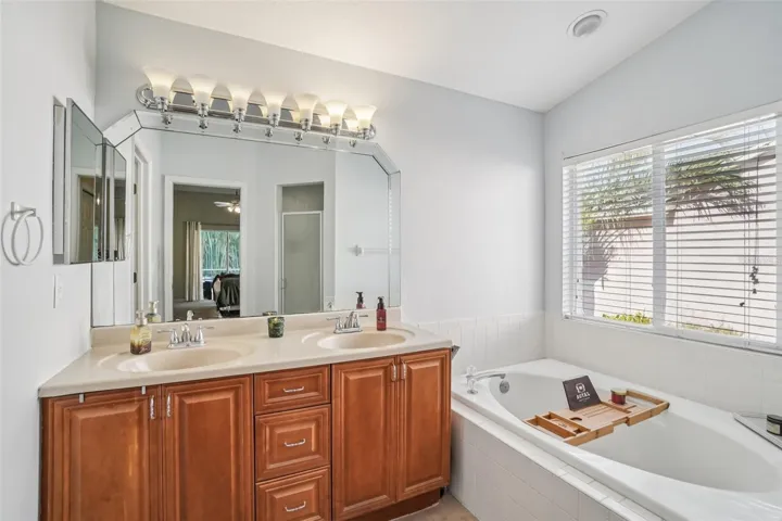Primary en suite bathroom