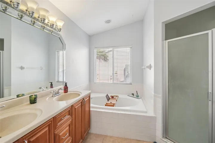 Primary en suite bathroom