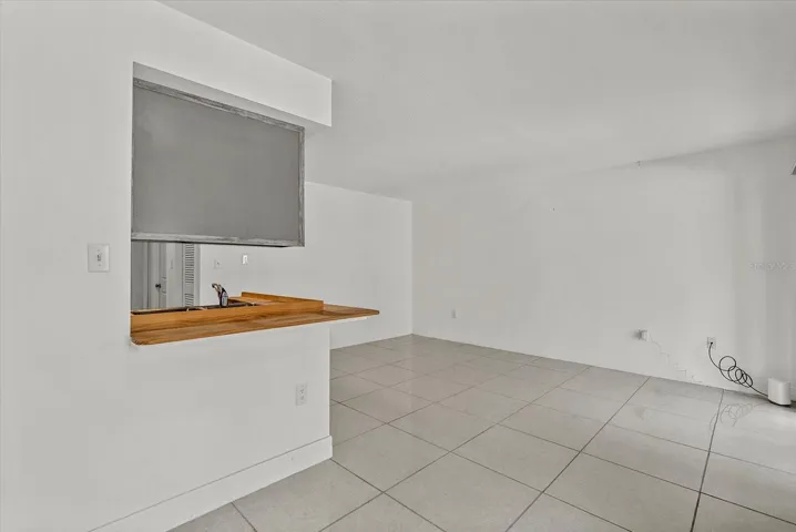 Open floorplan of the dinette, living room, kitchen