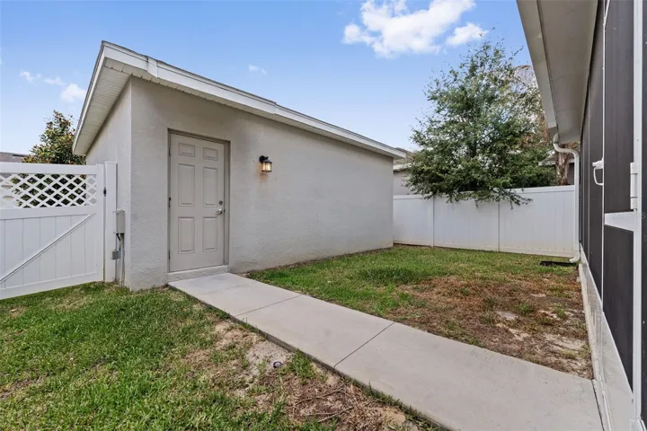 Dettached 2-Car Garage