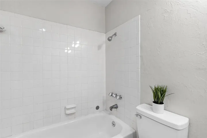Suite 2 tub/shower combo to enjoy.