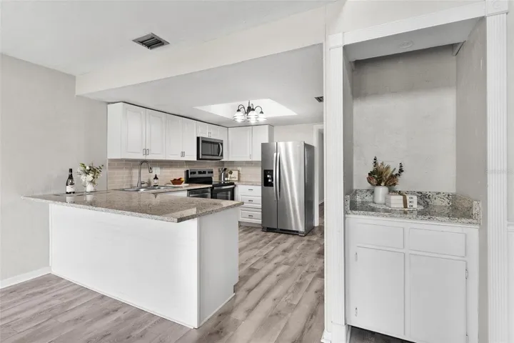 Spacious Kitchen with brand new range!