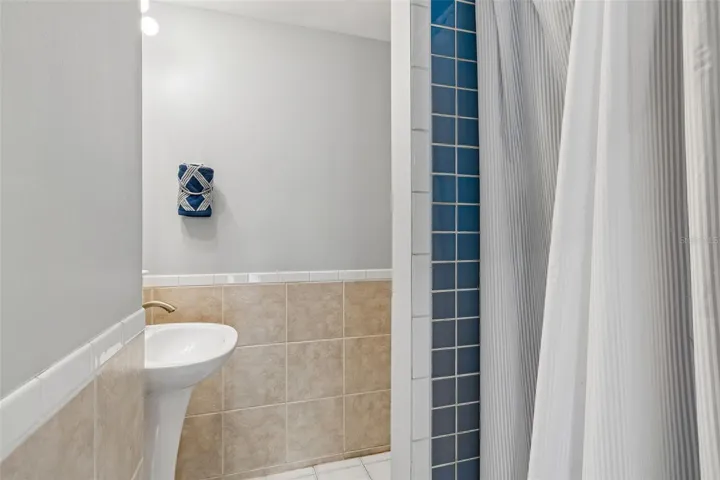 Full bath in GH