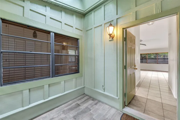 Screened entry/lanai