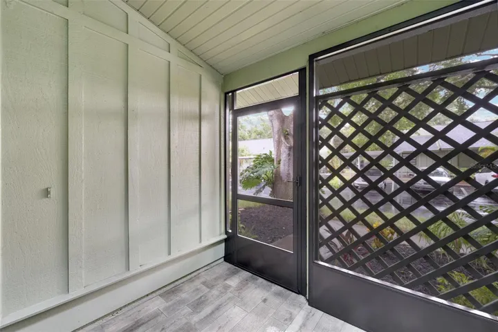 Screened entry/lanai