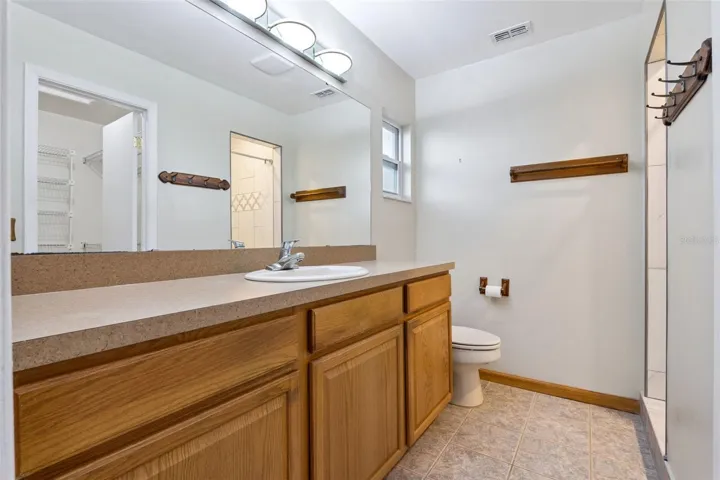 Primary bath w/ Shower and walkin closet