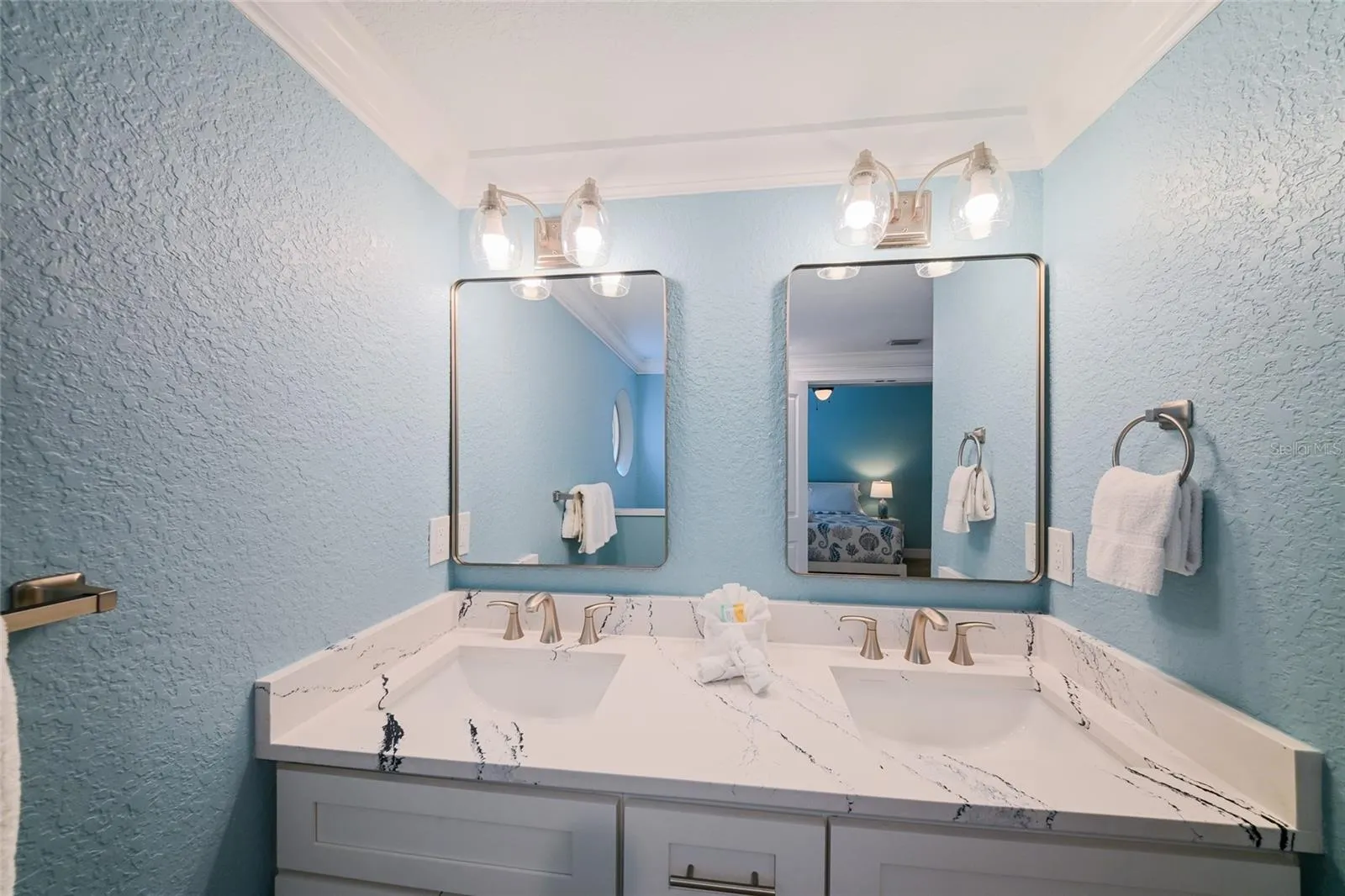 Dual vanities w/ quartz counters